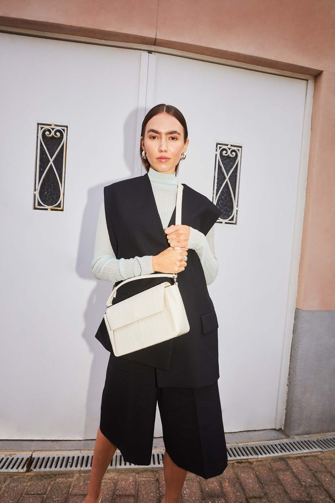 Ikon Shoulder Bag - soft croco chalk white
